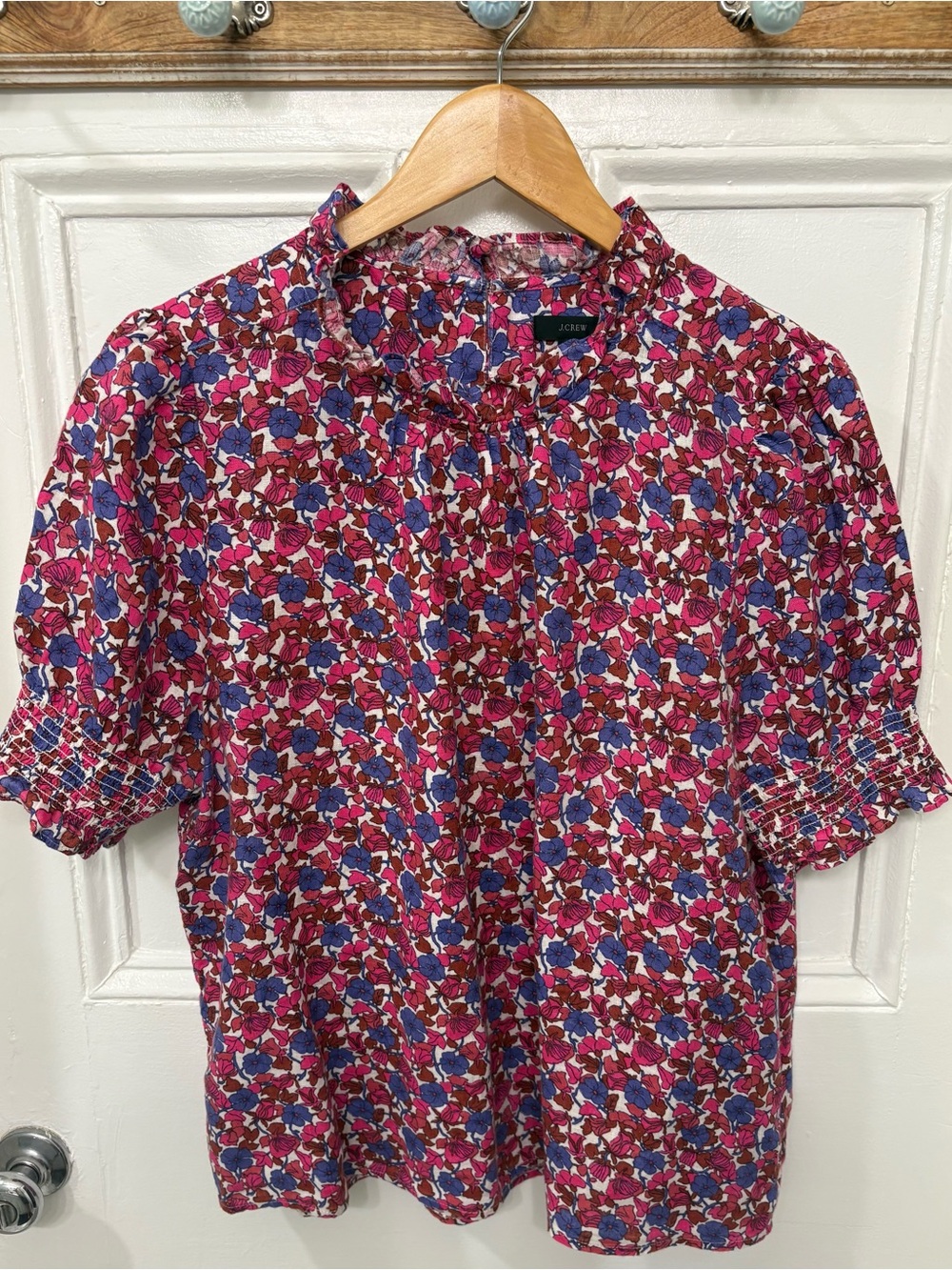 VGUC J Crew Retail Smocked linen puff-sleeve top in berry floral. Size Large - Picture 2 of 6